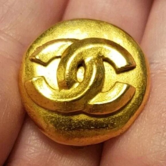 Chanel Vintage Interlocking CC Clip On Earrings 24K Gold-Plated - Picture 4 of 14